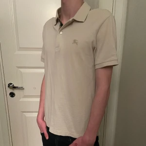Burberry piké  - Säljer en Burberry piké som är i väldigt bra skick! Storlek S!  Hör gärna av dig om du har frågor!