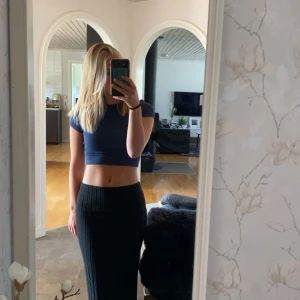 Tröja från zara  - Kortare mörkblå tröja ifrån zara i väldigt mjukt material 🤍 storlek S