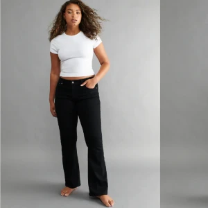 Bootcut jeans - Säljer dessa precis nyköpta bootcut jeansen från Ginatricot, tyvärr är de lite för korta 🖤Är i storlek 40 men passar 38 också. Nypris 499kr 