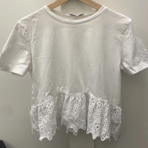 Zara topp - Säljer denna supersöta toppen från zara med söta detaljer längst ner. Storlek S. Fint skick och perfekt nu till sommaren och våren. Hör av er vid frågor💕