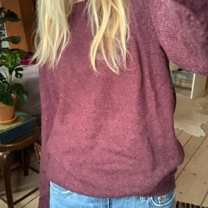 Vinröd stickad tröja - Vinröd stickad tröja i utmärkt skick! Basic och tidlös passform🤩 hör av er vid frågor!🥰