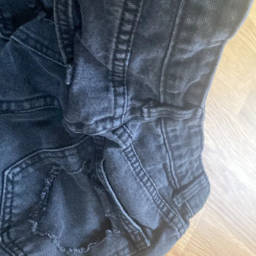 svarta jeans med hjärtformade fickor. sitter typ hög/midwaist och är lite gråaktiga där nere. . Jeans & Byxor.