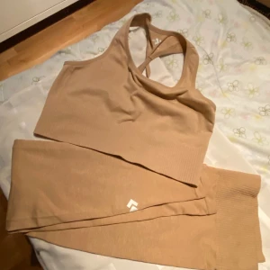 Träningskläder  - Nytt set  i stretchiga kvalitet. Byxa st L behå stl XL