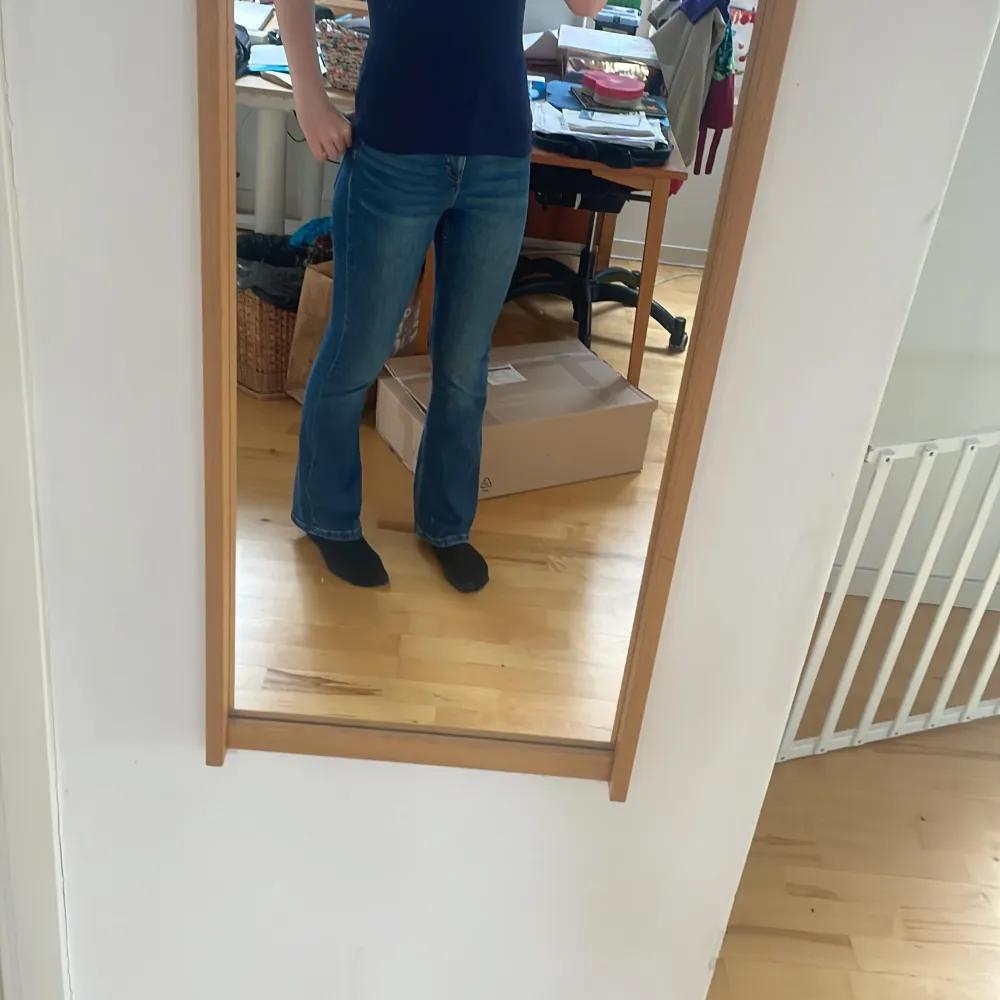 Blå bootcut jeans från Kappahl storlek 36, skriv om ni har frågor, inga defekter alls❤️säljer då jag använder andra jeans mer. Jeans & Byxor.