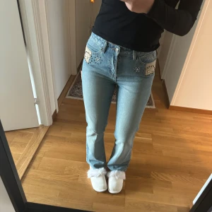 Lågmidjade jeans - As coola och snygga low waist jeans!! Köpt second hand så vet inte märket, aldrig använda! Storlek S/36