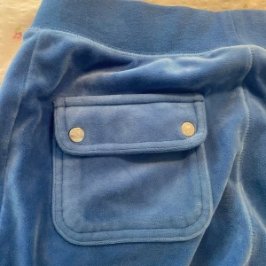 Juicy couture byxor - Fina byxor i xxs, bra sick något uppsydda men lite skavanker, knappt märkbara❤️💙