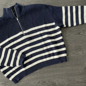 Supersnygg kofta med dragkedja - Använd en gång bara, superfint skick! Mörkblå och vit med dragkedja.