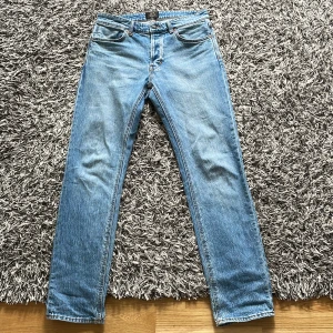 Neuw Stockholm jeans - Straight fit, W31 L32. Säljer dom för att dom är för små vid midjan på mig. Men dom är knappt använda, skick 10/10. Ny pris 1400kr, pris kan diskuteras.