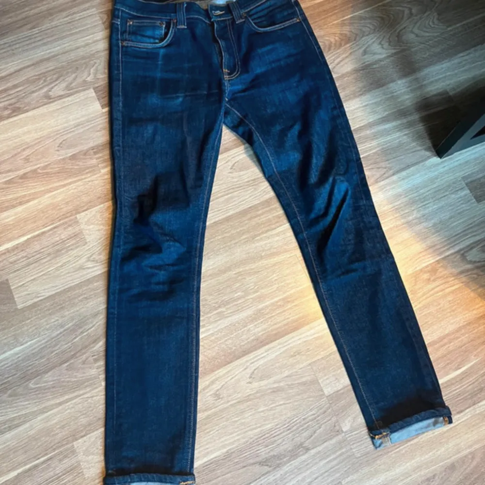 Ett par mörkblå nudie jeans. Modell Lean Dean. Storlek W32 L34. Ända defekten är avtryck från mobil från fickan. Syns inte mycket. Kolla gärna in våra andra annonser. Mvh, Nudie C. Jeans & Byxor.