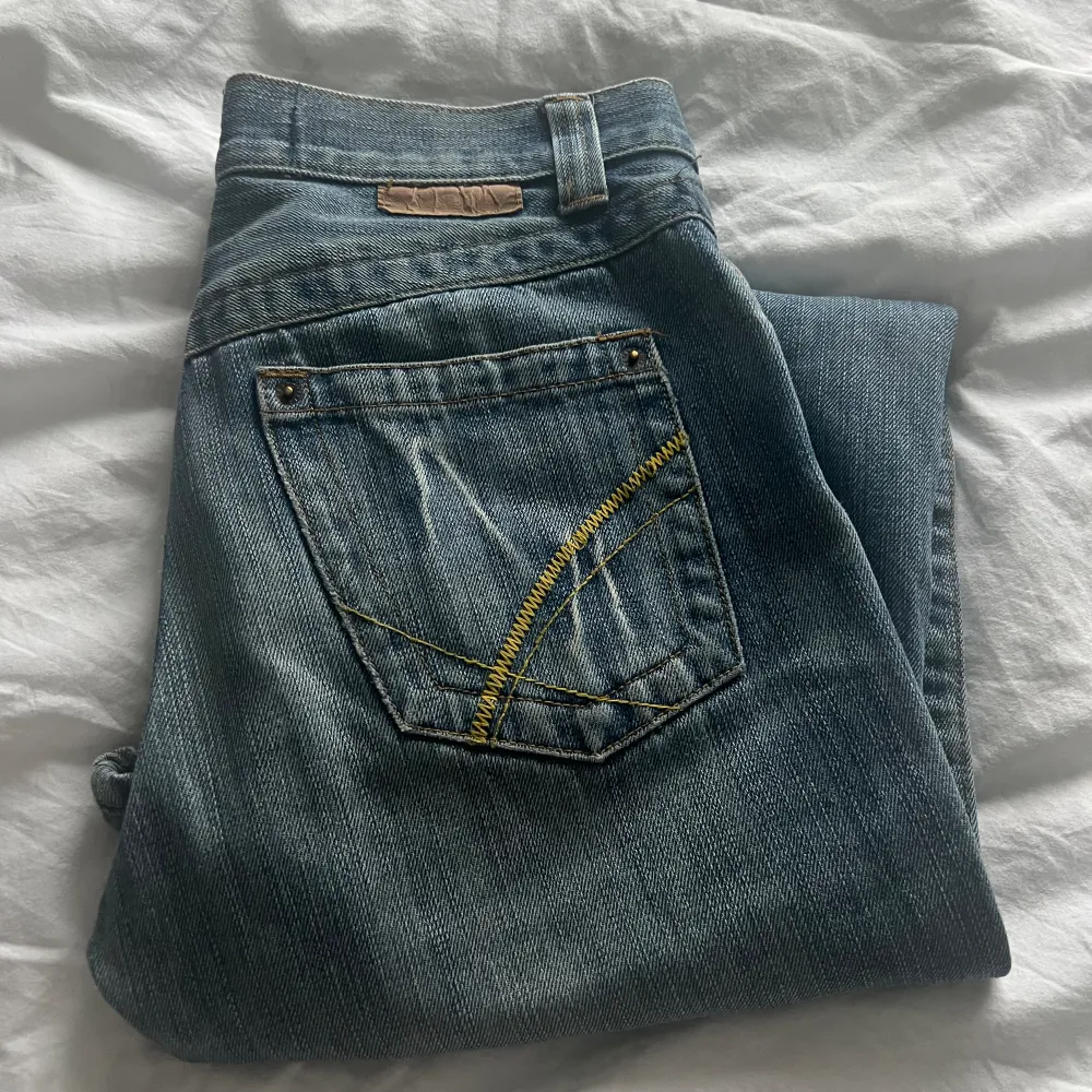 Skitcoola jeans, köpta här på Plick! Säljer på grund av att det inte är min stil💗midjemåttet rakt över är 36-37cm, skulle säga att de är middle waist! . Jeans & Byxor.