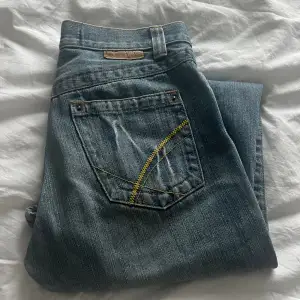 Skitcoola jeans, köpta här på Plick! Säljer på grund av att det inte är min stil💗midjemåttet rakt över är 36-37cm, skulle säga att de är middle waist! 