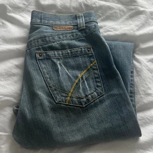 Jeans - Skitcoola jeans, köpta här på Plick! Säljer på grund av att det inte är min stil💗midjemåttet rakt över är 36-37cm, skulle säga att de är middle waist! 