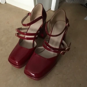 Röda klackar - Så fina röda klackar, flera spännen så de sitter bra och bekvämt på foten☺️