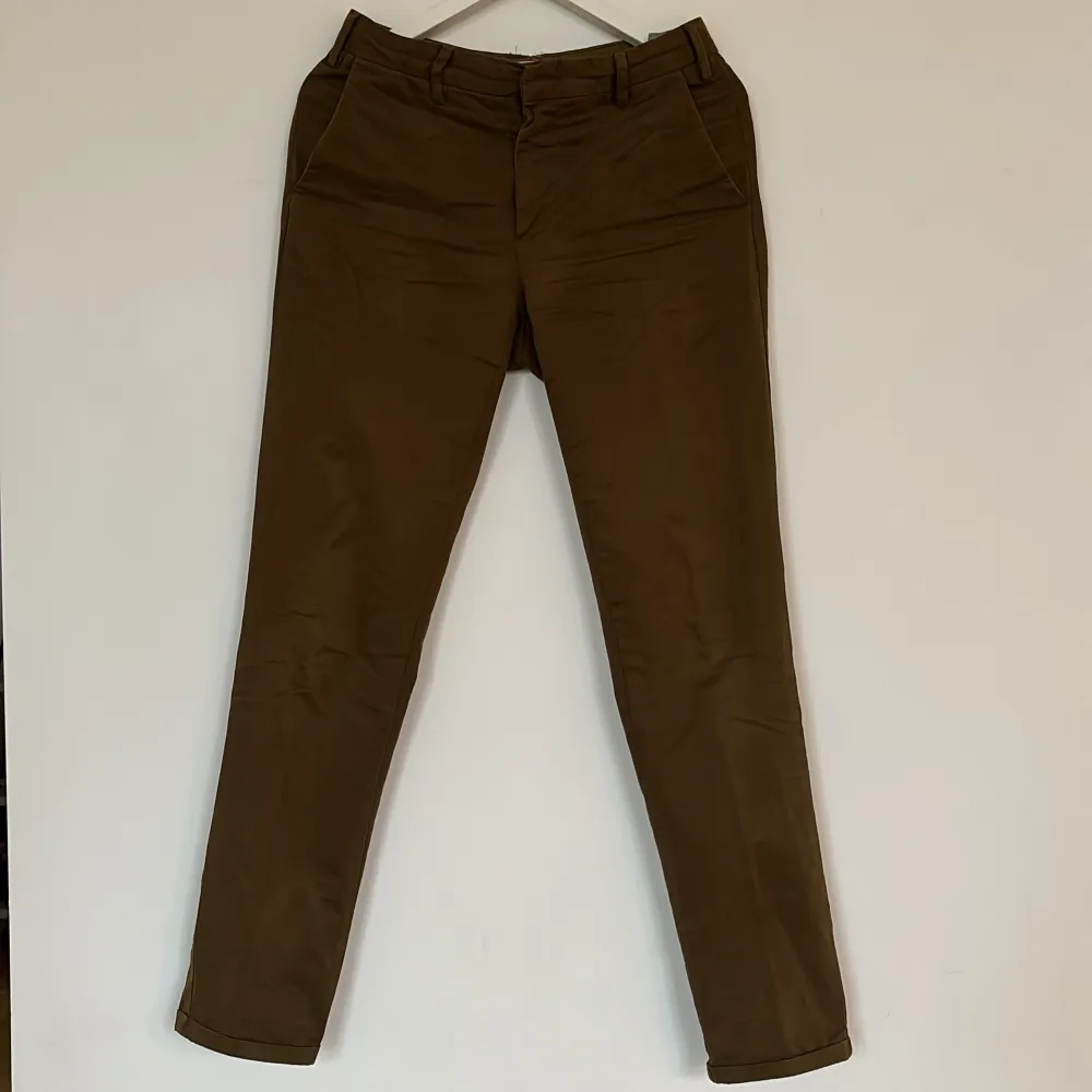 Olivgröna Gant chinos i bomull och storlek 29/32. Fint skick. Jeans & Byxor.