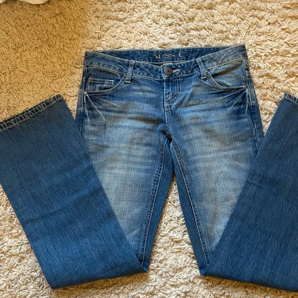 Säljer dessa sjukt snygga lågmidjade bootcut jeansen i en jätte fin blå färg! Jätte fina detaljer på fickorna, sjukt fin pass form också 💗midjemått: 38-39 cm, innerbenslängden: 79-80 cm, benöppningen: 23 cm, grenhöjden: 19 cm. 💗. Jeans & Byxor.