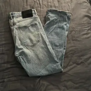 Säljer nu dessa ljusblåa feta Neuw jeans. Skicket på de är väldigt bra 9/10 och storleken är 30/32. Om ni har några frågor eller funderingar så är det bara att höra av sig.