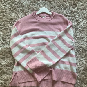 Stickad tröja - Säljer denna stickade tröjan från Gina Young! Använd Max 3 gånger och är i ny skick! PRIS KAN DISKUTERAS!!!