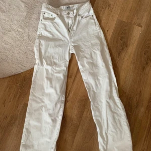 Vita jeans.  - Använd några gånger. Modellen på hemsidan heter boulevard❣️