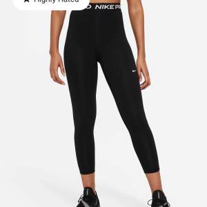 Nike PRO tight i storlek xs! De är slutsålda på nätet. Jättefina tränings tights men blivit försmå. Orginal pris 549!🩷använda en gång 💕
