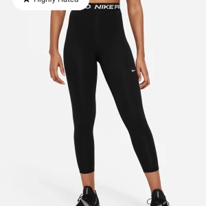 Säljer Nike PRO träningstajts i storlek XS! Slutsålda på nätet 💕 - Nike PRO tight i storlek xs! De är slutsålda på nätet. Jättefina tränings tights men blivit försmå. Orginal pris 549!🩷använda en gång 💕