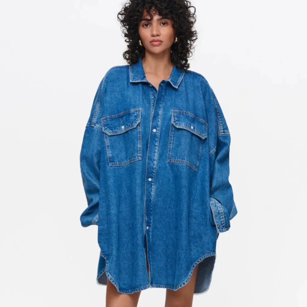 Beställde Lis Bonnes nya denim shirt dress men den passade tyvärr inte mig. Eftersom den är slutsåld på hemsidan så ville jag kika om någon är intresserad av att köpa den. Säljer den för samma pris som på hemsidan eftersom den är oanvänd Strl S/M. Klänningar.