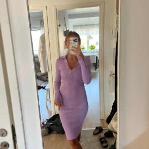 Lila midiklänning - Använd en gång  Stretchiga 