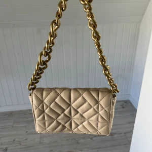 Beige väska  - Beige väska från Zara, oanvänd!