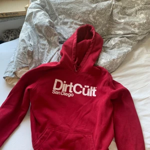 röd Dirtcult hoddie - Dirtcult hoddie