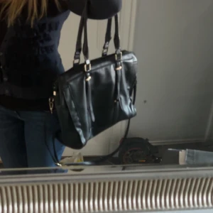 Snygg väska - Super snygg väska med 2 band, flera fack och får plats med mycket saker! I super bra skick också