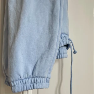 Mysiga mjukisbyxor - Sååå sköna ljusblå mjukisbyxor / sweatpants, med låg midja (på mig som är 1.74 iaf 😂), och i bra skick. En liten vit fläck på baksidan finns som jag tror går att få bort, men han inte hunnit testa då jag precis flyttat utomlands. 🩵