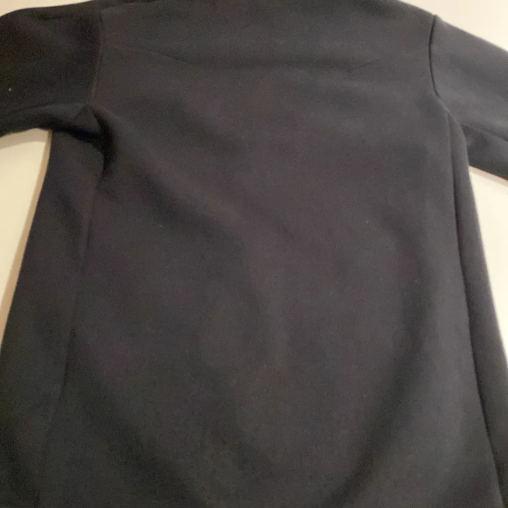 En svart Nike tech fleece i storlek: XS. Den är i bra skick skulle säga 8/10 ungefär! 😄. Hoodies.