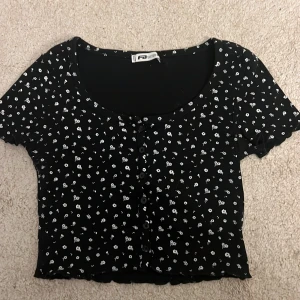 Topp - Så söt topp med blommor perfekt till sommaren!🤍🤍