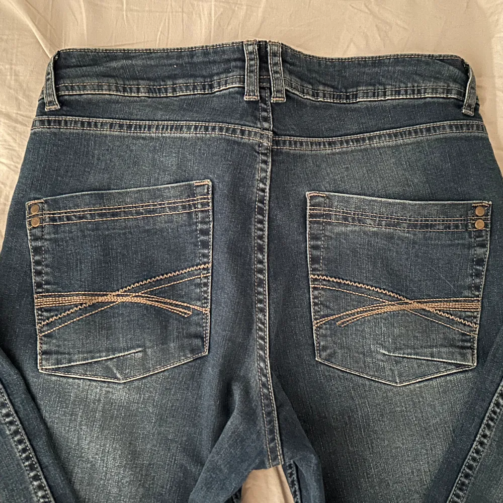 Mid waist jeans som har världens snyggaste fickor! Dom e storlek 38 men skulle även passa 36 och 38+. Super stretchiga material! 🥰 köpt i butik + väldigt dyra, därav högt pris. 560 ink frakten. Jeans & Byxor.