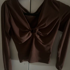 Brun tröja - Brun tröja från bikbok Gullig knytning vid bysten Den är använd men inga märken vad jag ser 