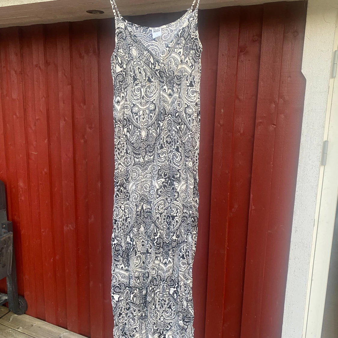 Långklänning i svartvitt mönster 