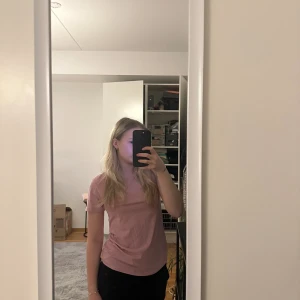 Rosa t-shirt - Säljer min rosa tshirt som jag endast använt en gång.💕 Den är i storlek m, men jag skulle säga att den är liten i storlek och därmed en s i stället 