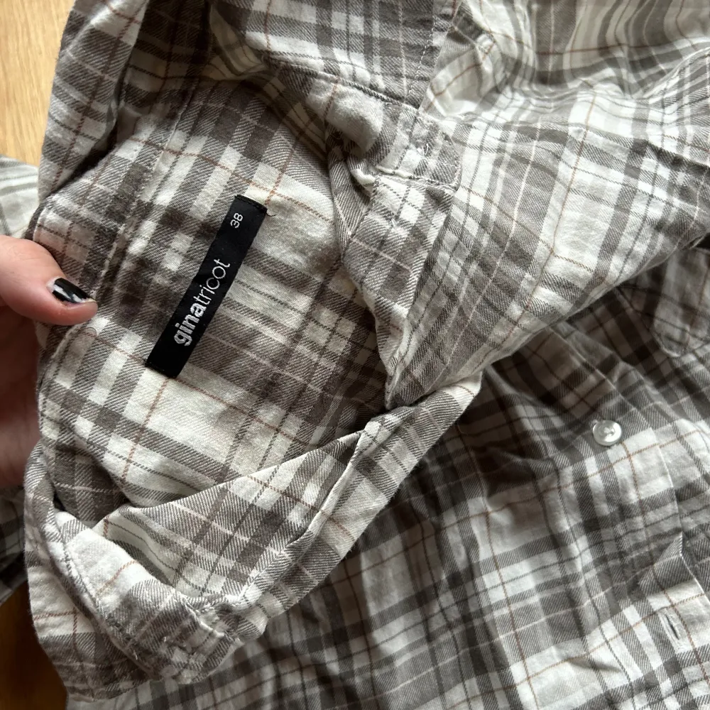 Skjorta från Gina tricot med rutigt mönster 🤍 fint skick!. Skjortor.