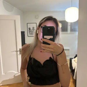 Topp - Jättesöt topp från nakd med knytning! I storlek xs, men går att justera!! Använd 2-3 gånger!