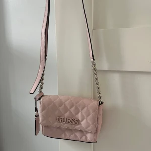 Ljusrosa guessväska! 💕 - Ljusrosa guessväska. Har axelrem. Nyskick!🩷🎀