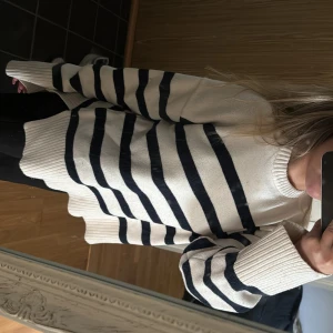 Stickad tröja  - Säljer denna stickade randiga tröjan från Zara🌸Den är vit och marinblå randig! I befintligt skick 
