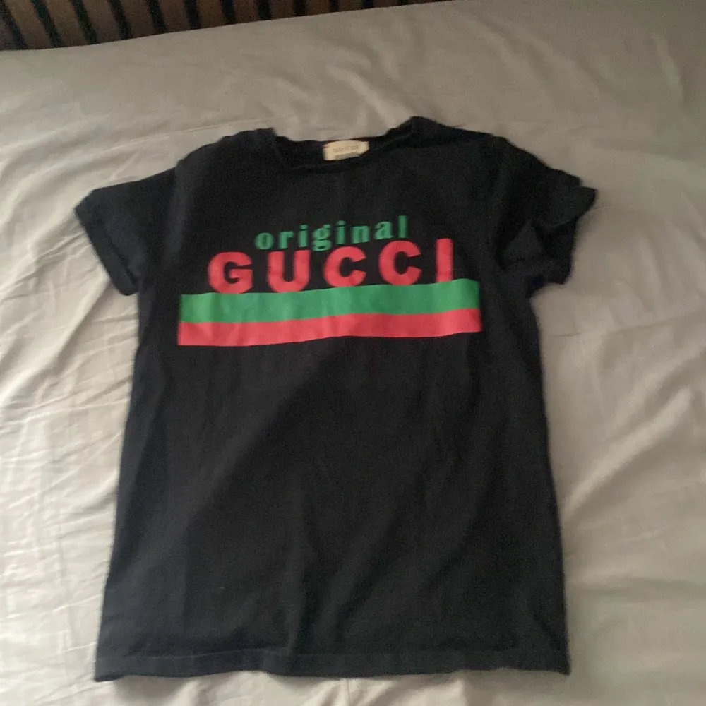 En svart Gucci T-shirt som är väldigt fin, Inga hål eller liknande defekter.. T-shirts.