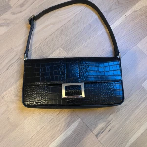 Axelväska - Denna väskan är från monki och är helt oanvänd, väskan är i nytt skick. Väskan köptes in 2022. Och säljer pga av att den kommer aldrig till användning, kontakta om ni är intresserade, köparen står för frakt💕