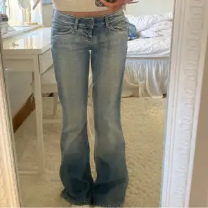 Så fina lågmidjade jeans från cross jeans. Bild ifrån förra ägaren då de var lite små på mig. Midjemått 38 cm rakt över, Innerbenslängd 80💞💞