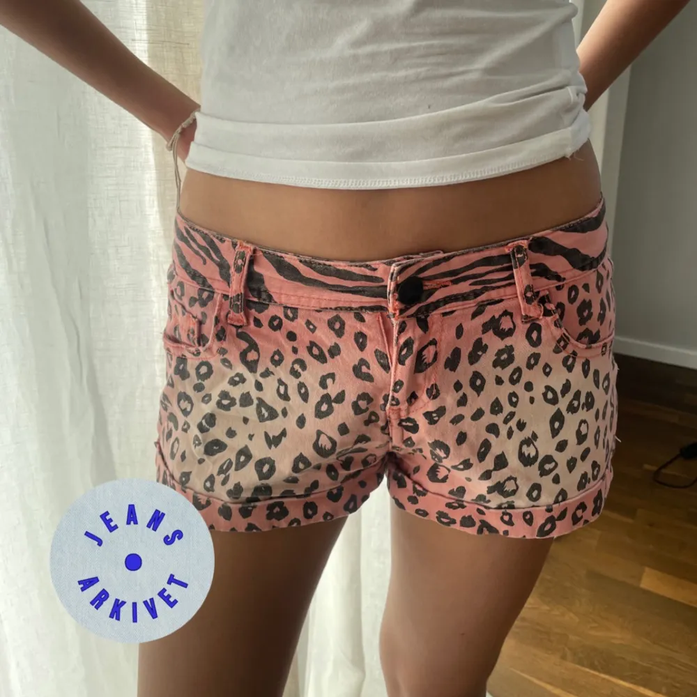 Leopard shorts Storlek: Xs/s Midjemått: 38 x 2cm Modell på bild: 169 cm. Shorts.