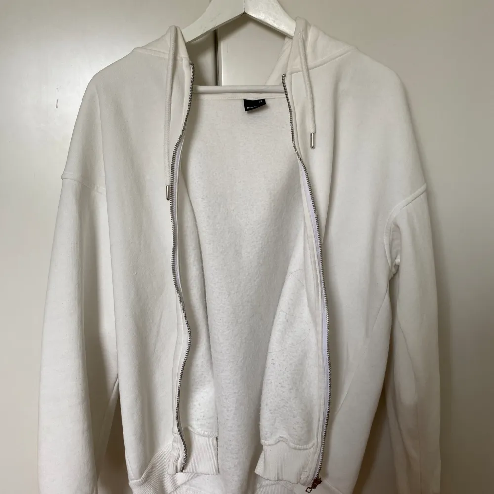 Jätteskön hoodie med dragkedja från Gina Tricot. Köpt för 400 kr och använd ca 3 gånger. Säljer för att den inte kommer till användning.🫶🏻. Tröjor & Koftor.