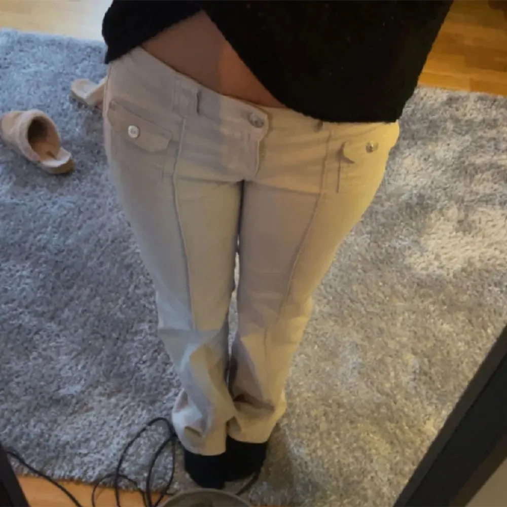 Skit snygga jeans från hm, stretchiga och super bekväma!( i färgen beige som på första bilden). Farkut & Housut.