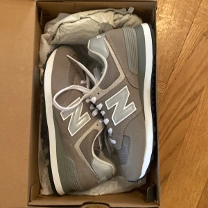 Sneakers New Balance- helt nya! - Helt nya New Balance sneakers Classic 574. Storlek 37. Säljs för 900 nypris 1250.