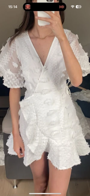 Fin vit klänning - Strl XS, använt en gång på min studentmottagning! nypris 600