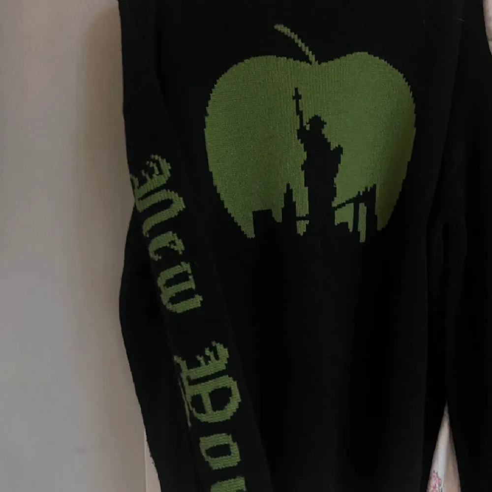 Kollar intresset på min city tröja från Chloé Shuterman (NY)🗽 Nypris är över 5000 och helt slutsåld! Väldigt svår att få tag på❗️Storleken är onesize och passar bra på mig som har S/M i kläder😊Säljer även ”Los Angeles” och ”Paris” modellen♥️. Tröjor & Koftor.