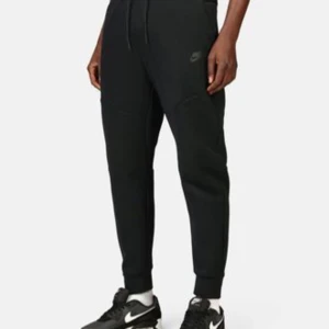 Nike Tech Fleecebyxor  - Svarta tech byxor i storlek M i bra skick.